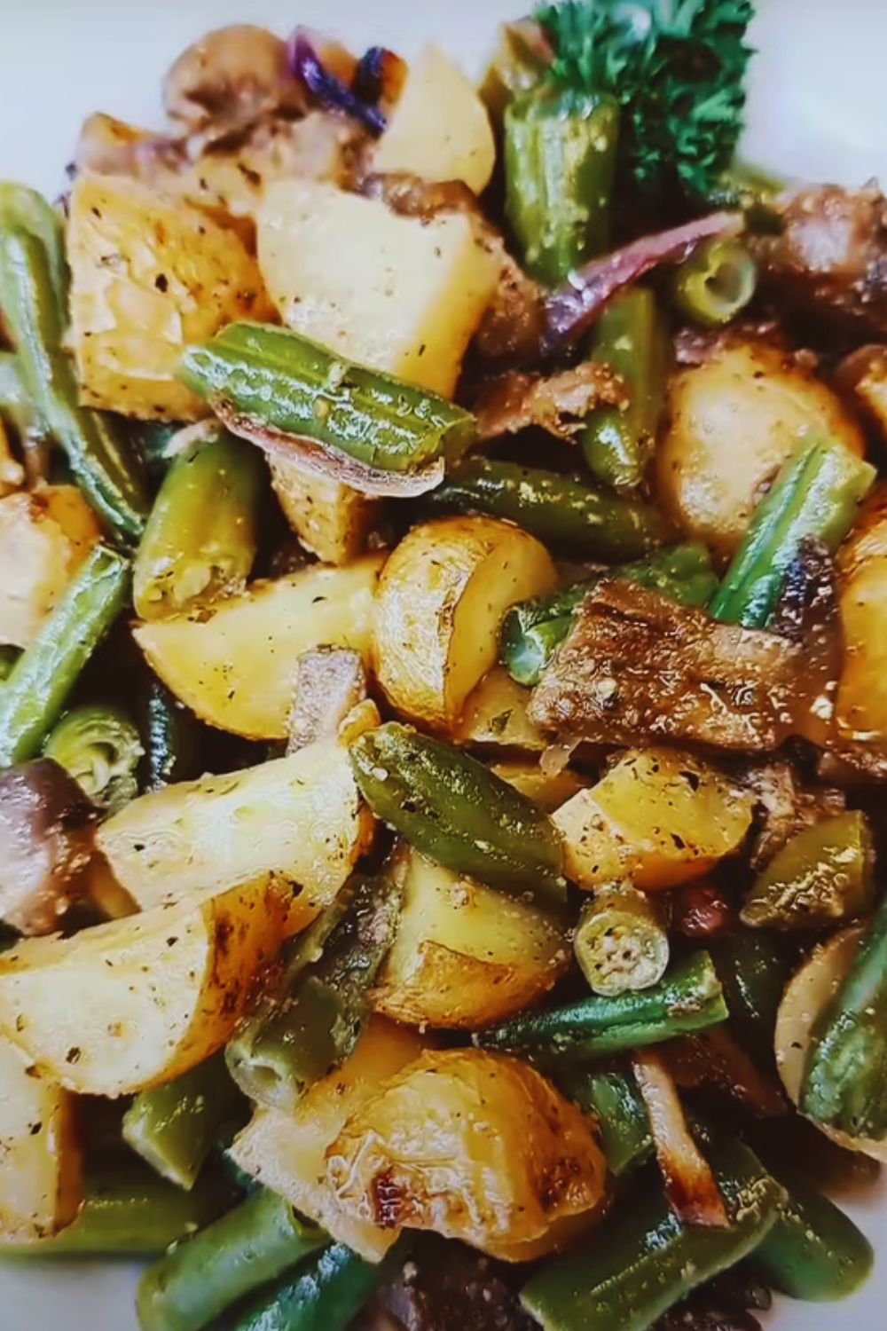 Crispy Roasted Potatoes and Green Beans: A Perfect Side Dish for Any Occasion